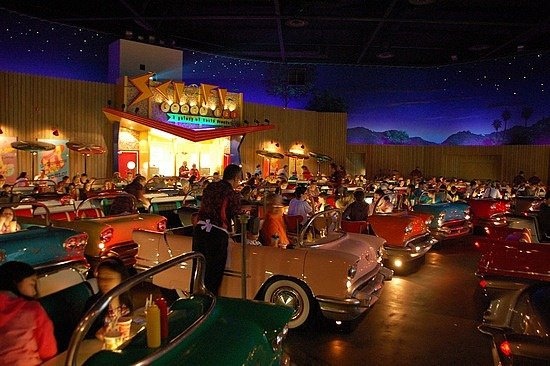 Идея уличного автомобильного кинотеатра
