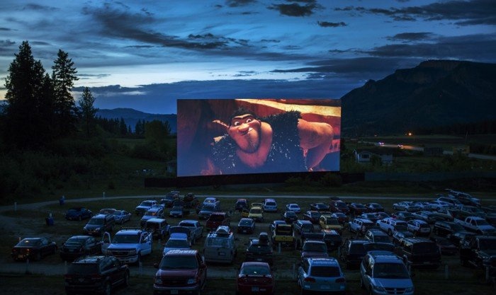 Автомобильный кинотеатр под открытым небом